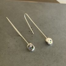 Trikolor Amorf - geometrikus lógós ezüst fülbevaló fehér zafírral, kék zafírral és zöld tsavorittal - design ékszer - MEGRENDELÉSRE