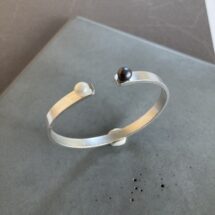 Contrasts - adjustable silver bracelet with black and white freshwater pearls - designer jewelry, MADE TO ORDER