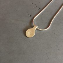 A drop - silver necklace with white or black diamond